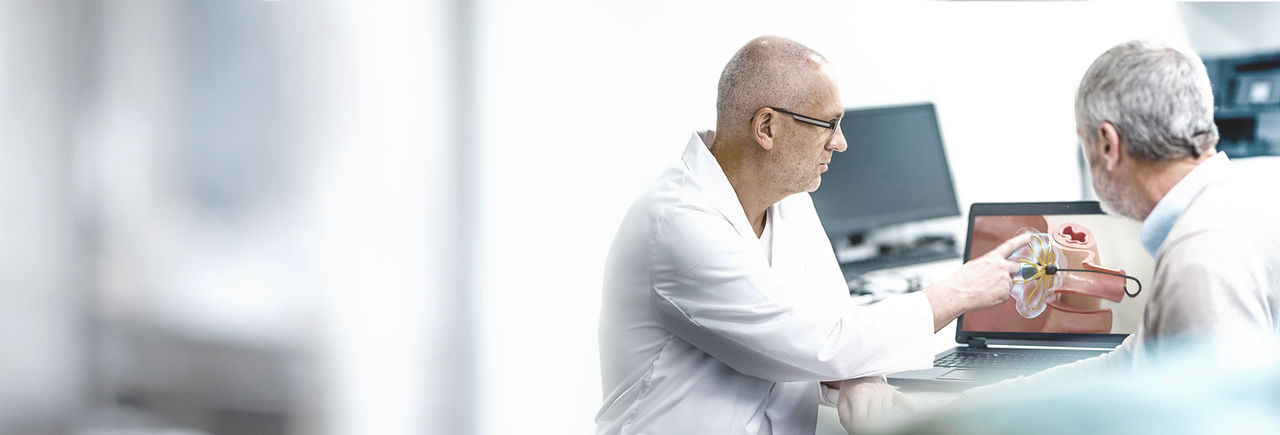 Medico e paziente che parlano del trattamento con la PFA