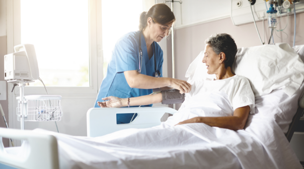 Infermiere che assiste un paziente in ospedale