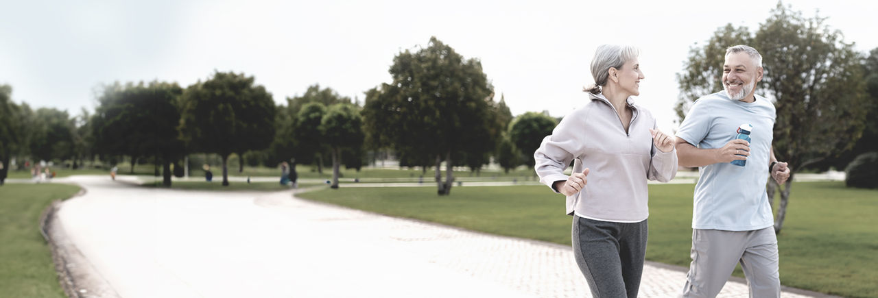 Uomo e donna di mezza età che corrono, promuovendo le opzioni di trattamento di Boston Scientific