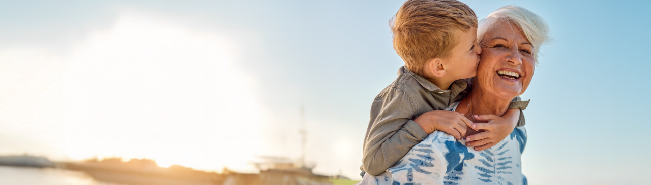 Una donna e un bambino si divertono all’aria aperta.
