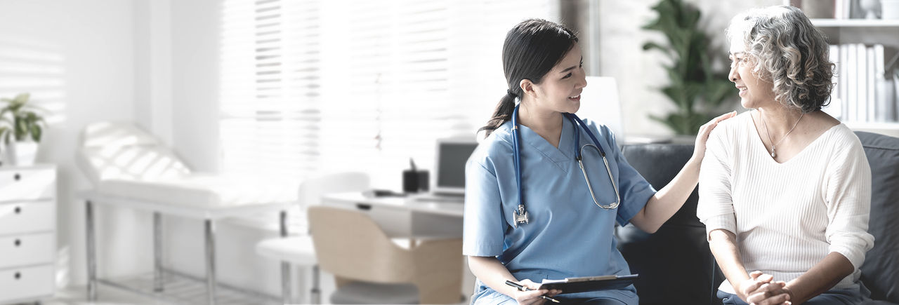 Medico che parla delle opzioni di trattamento con una donna di mezza età